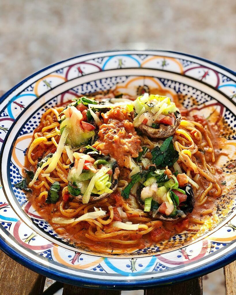 Pasta i smörig tomatsås