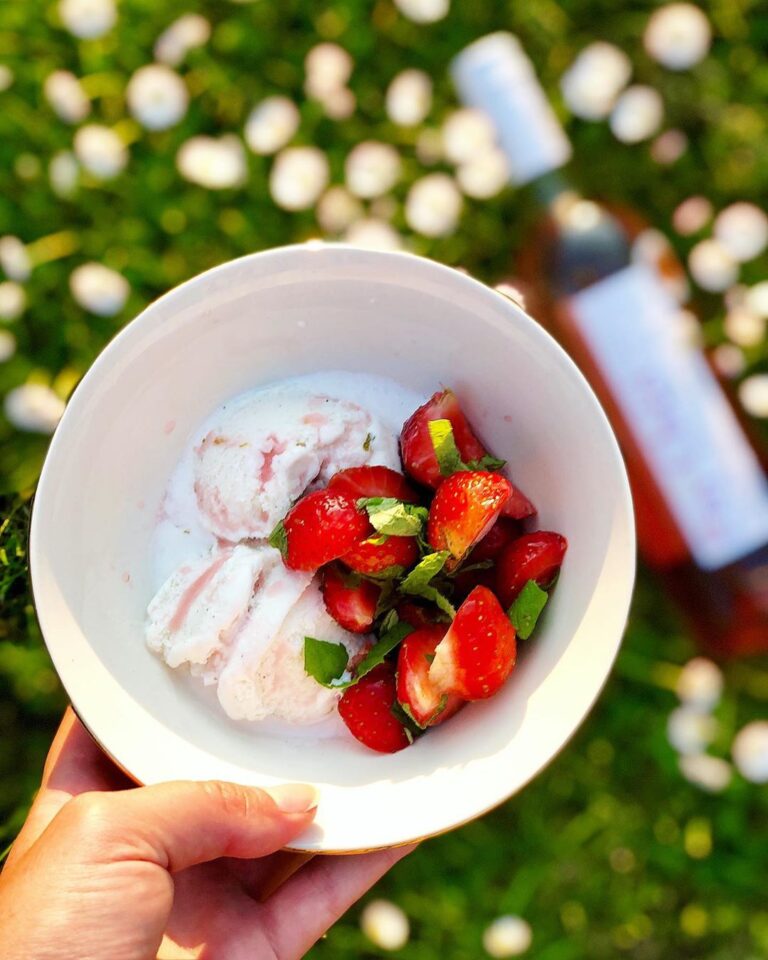 Rosémarinerade jordgubbar