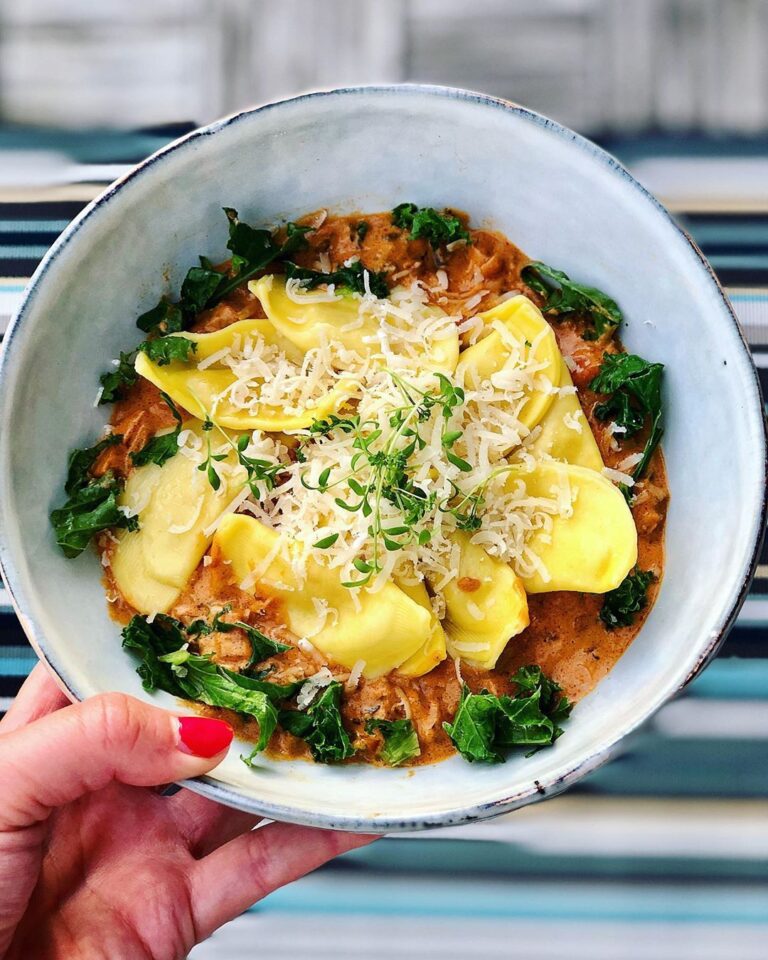 Ostfylld ravioli med svampsås