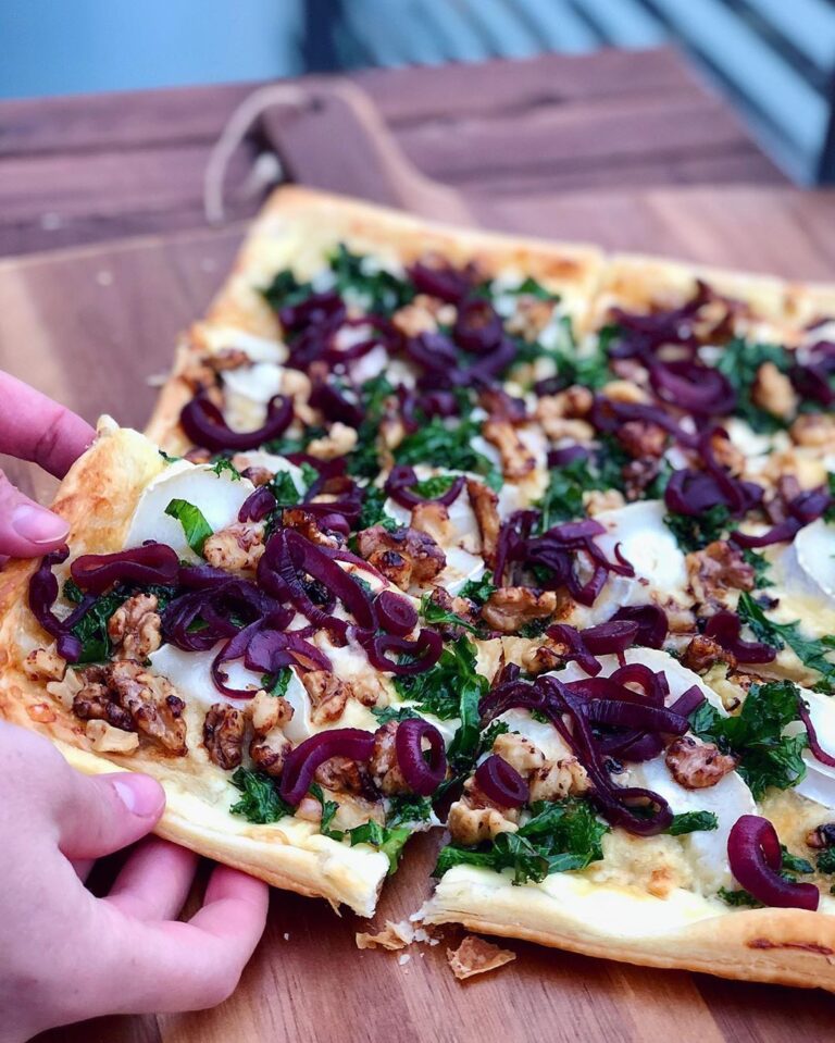 Chèvrepizza med glöggkokt rödlök