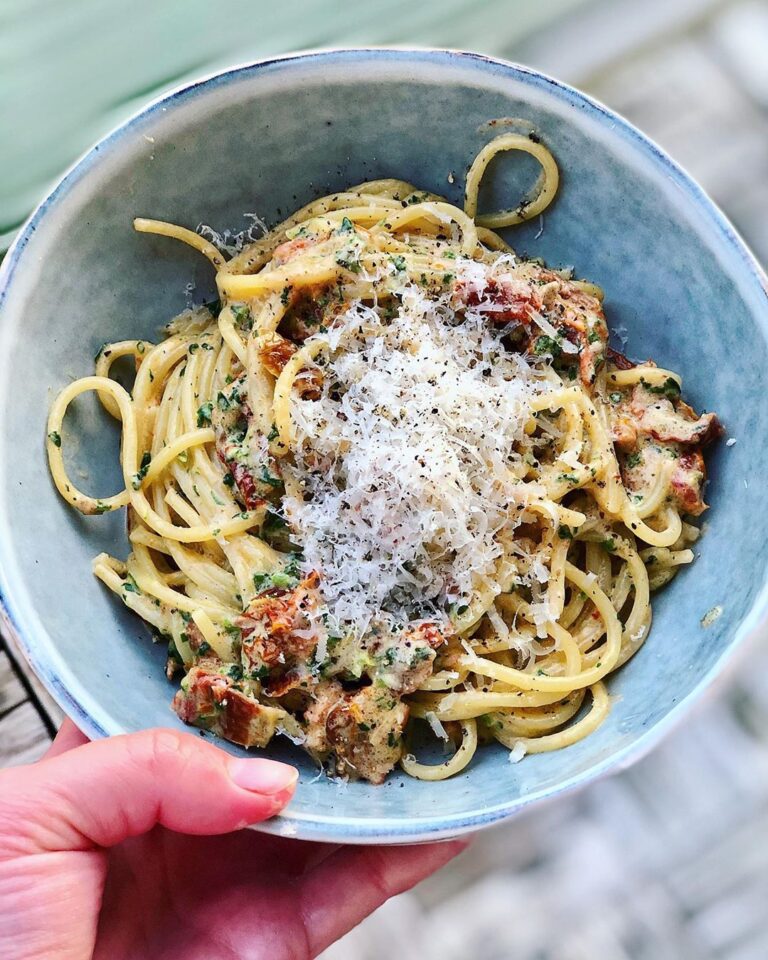 Soltorkad tomatcarbonara med spenat