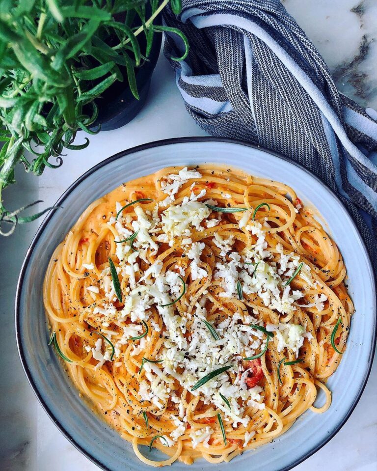 Pasta toppad med riven, rå blomkål