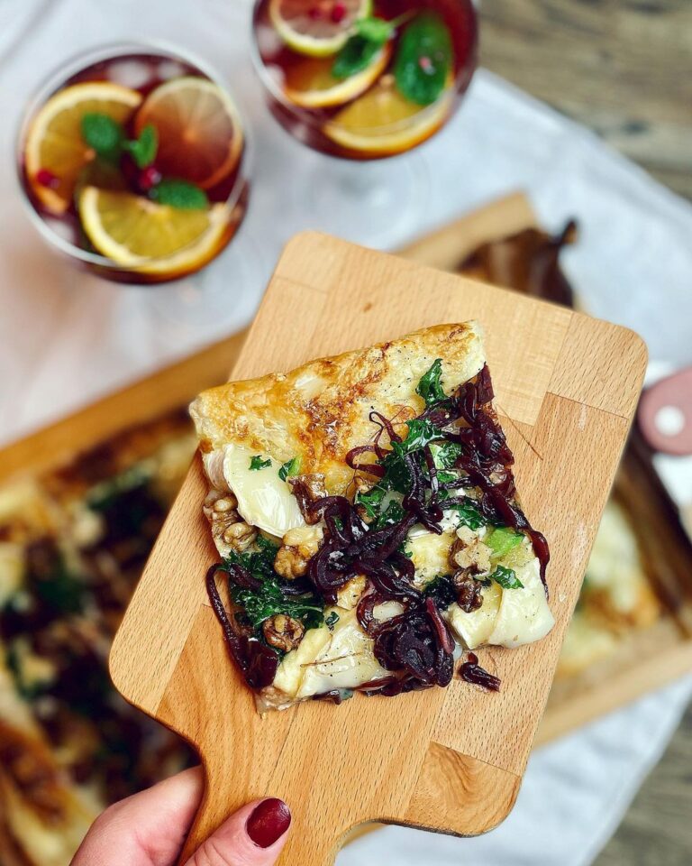 Smördegspizza med glöggkokt rödlök och chèvre