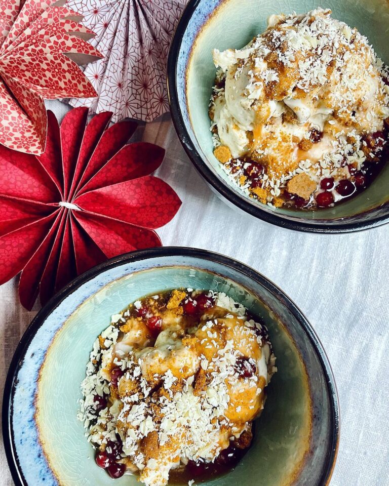 Pepparkaksglass med salt lingonkolasås
