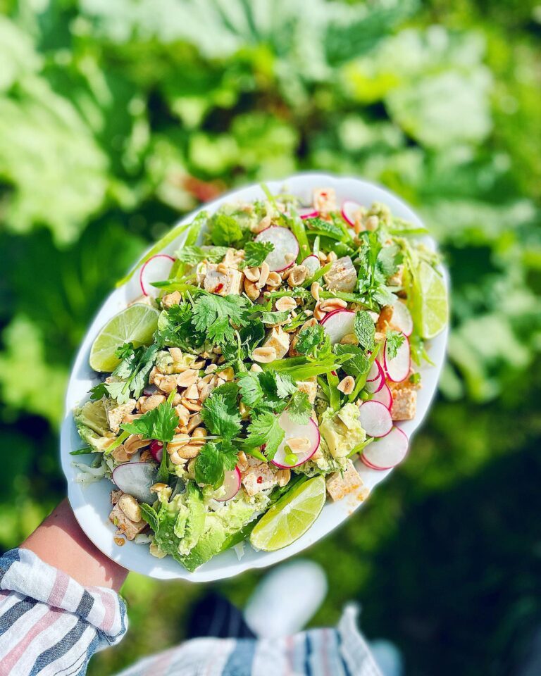 Nudelsallad med koriander- & myntapesto och marinerad tofu