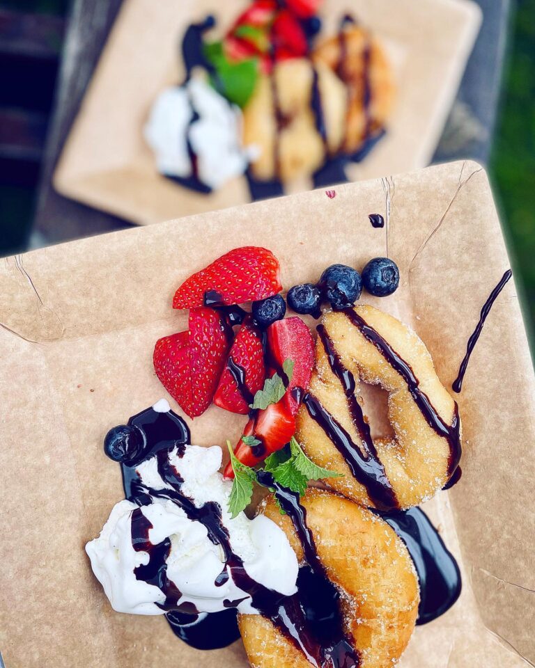 Grillade donuts med vaniljglass, bär och dumle-chokladsås