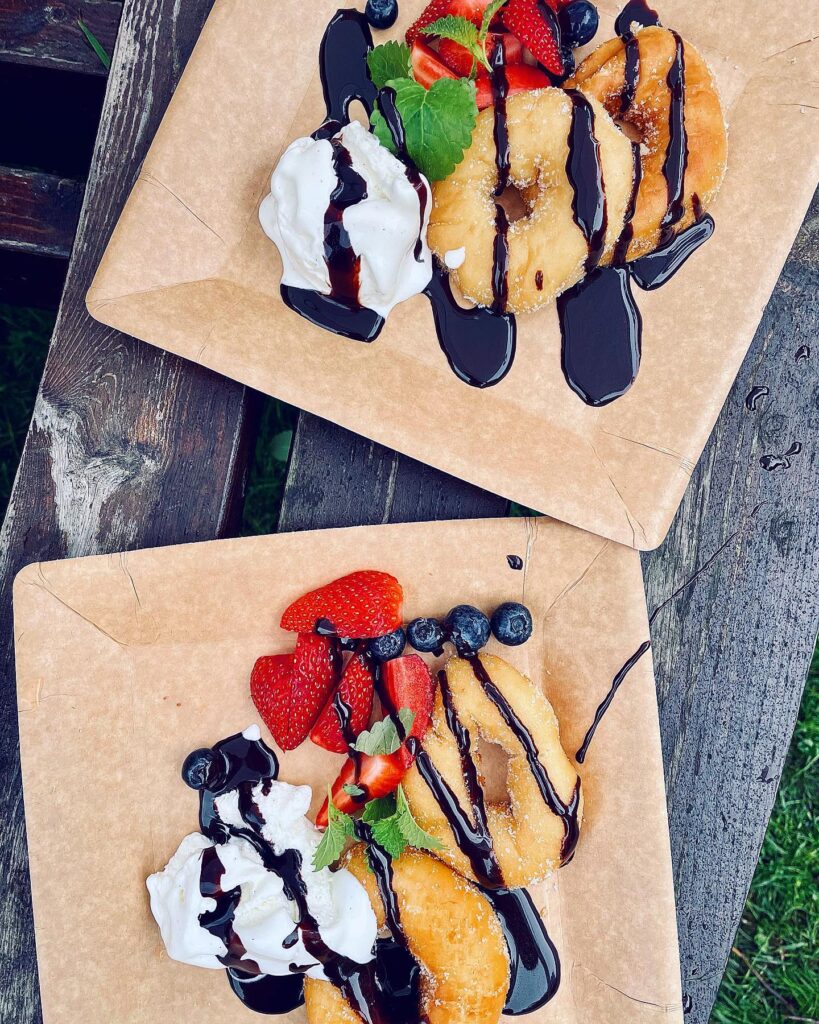 Grillade donuts med vaniljglass, bär och dumle-chokladsås