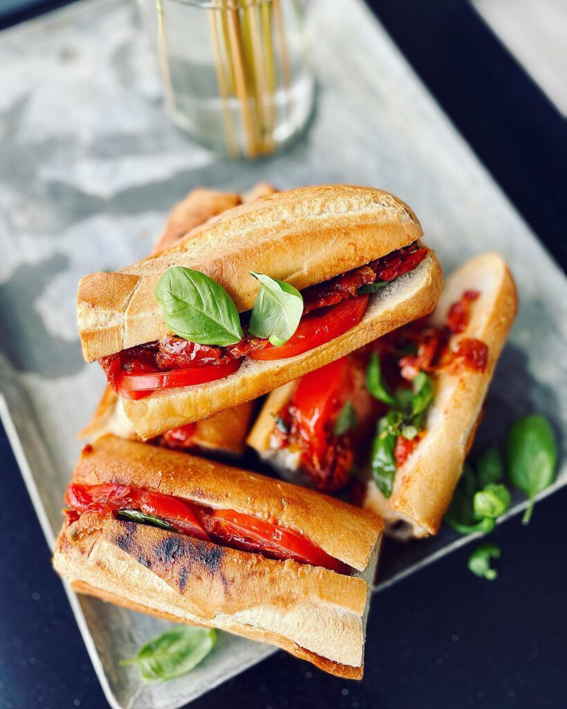 Grillad baguette med tomater, mozzarella och basilika