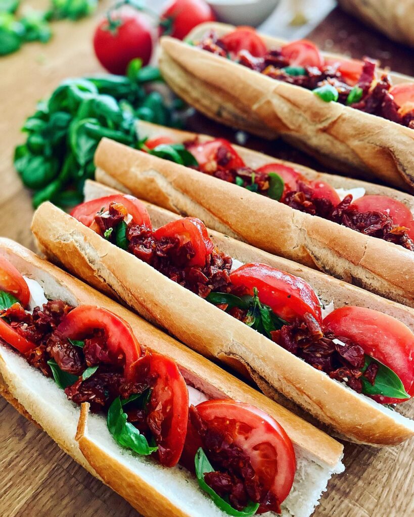 Grillad baguette med tomater, mozzarella och basilika