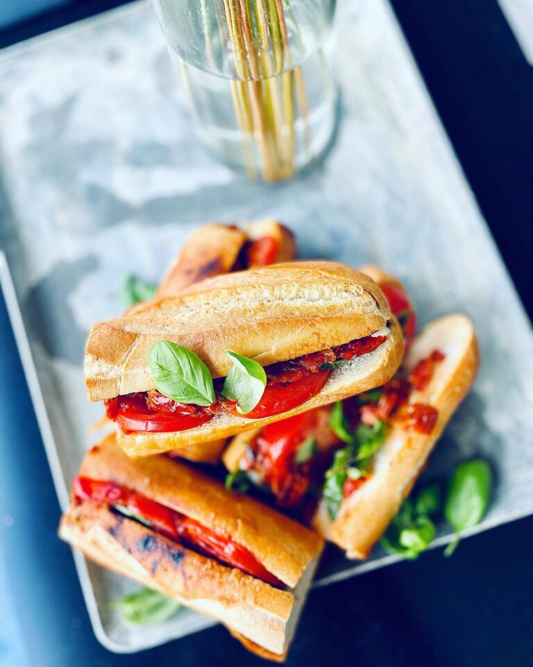 Grillad baguette med tomater, mozzarella och basilika