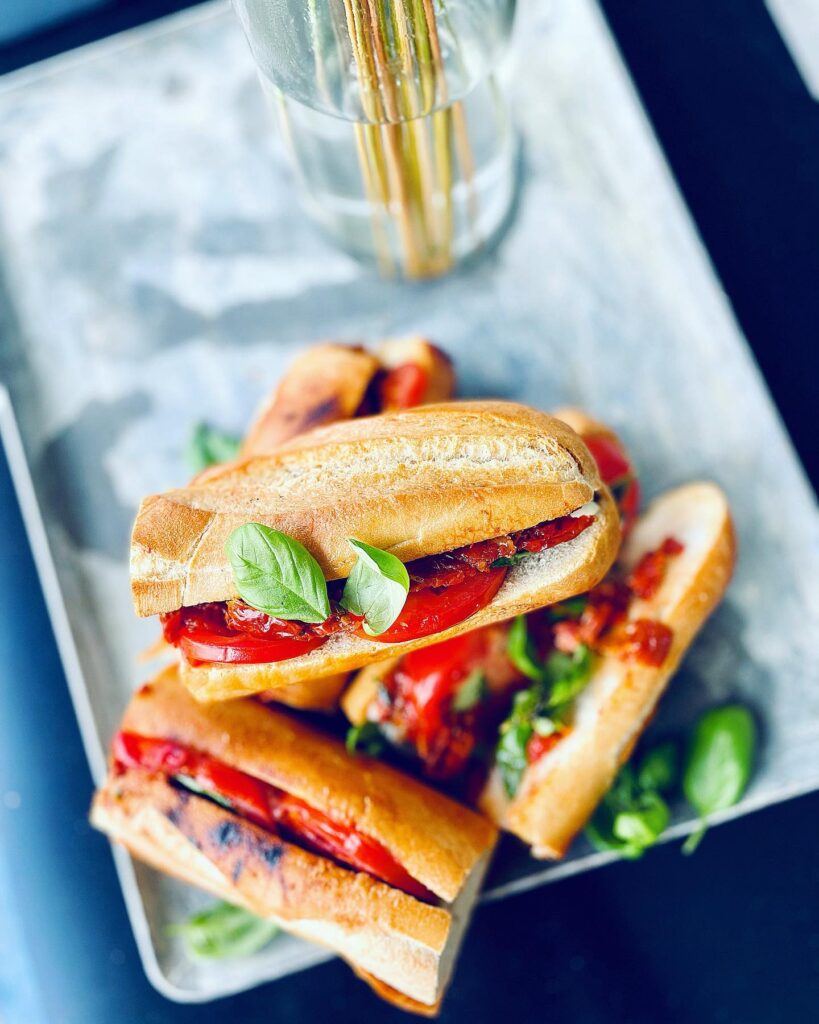 Grillad baguette med tomater, mozzarella och basilika