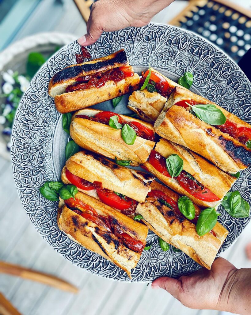 Grillad baguette med tomater, mozzarella och basilika