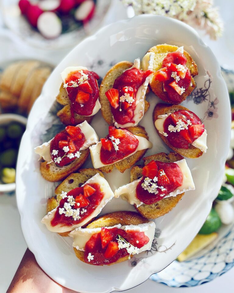 Stekt baguette med brie och rabarber- & jordgubbskompott