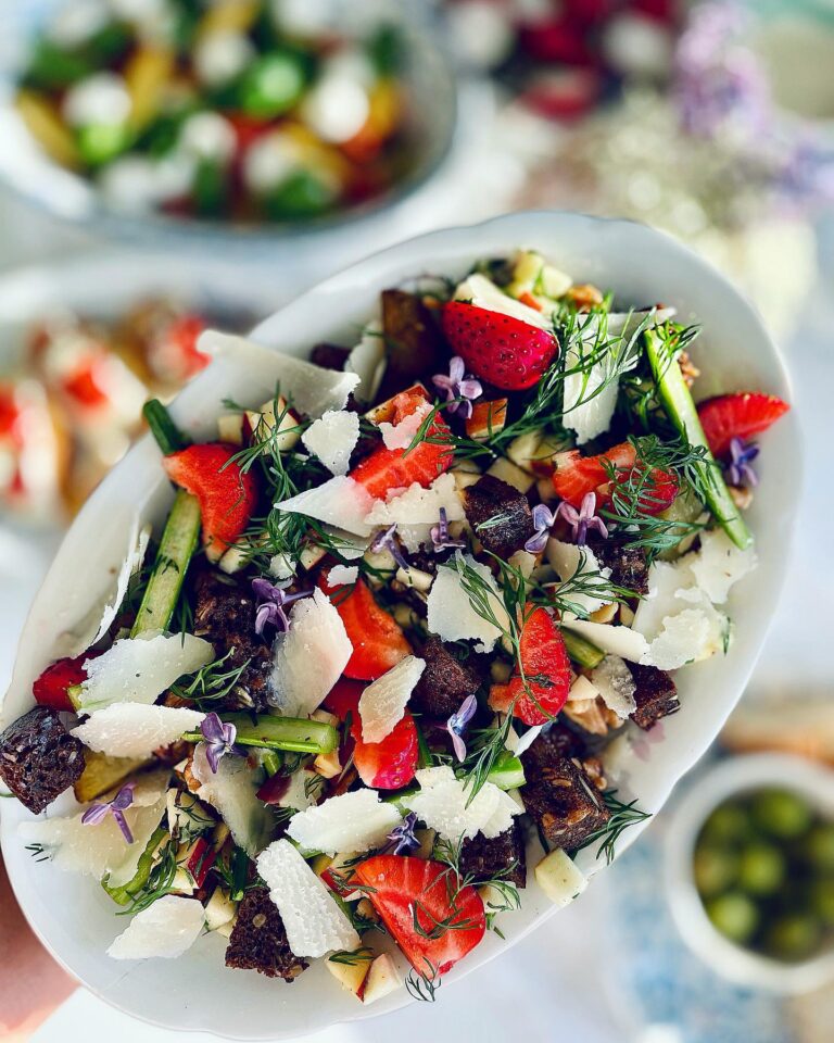 Somrig sallad med färskpotatis, sparris och jordgubbar