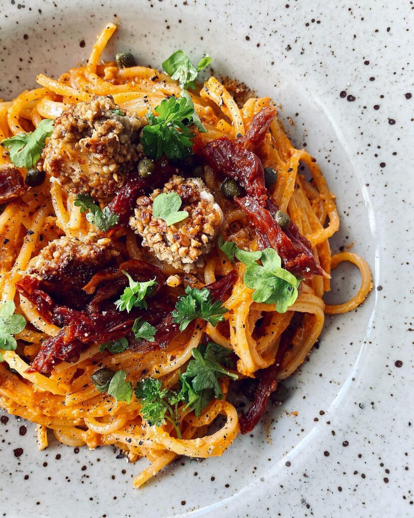 Pestopasta med krispig panerad fetaost