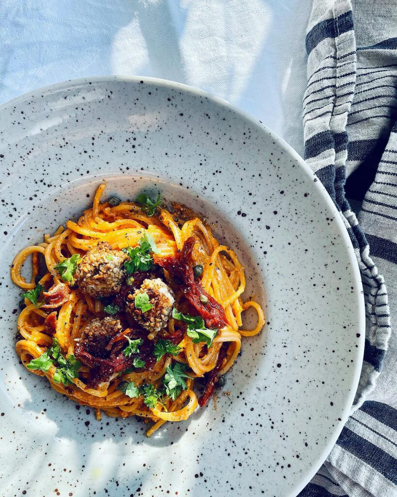 Pestopasta med krispig panerad fetaost