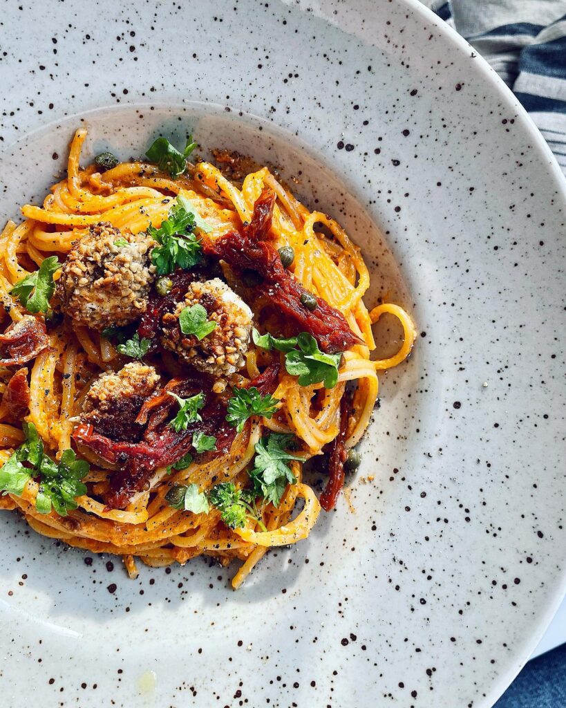 Pestopasta med krispig panerad fetaost