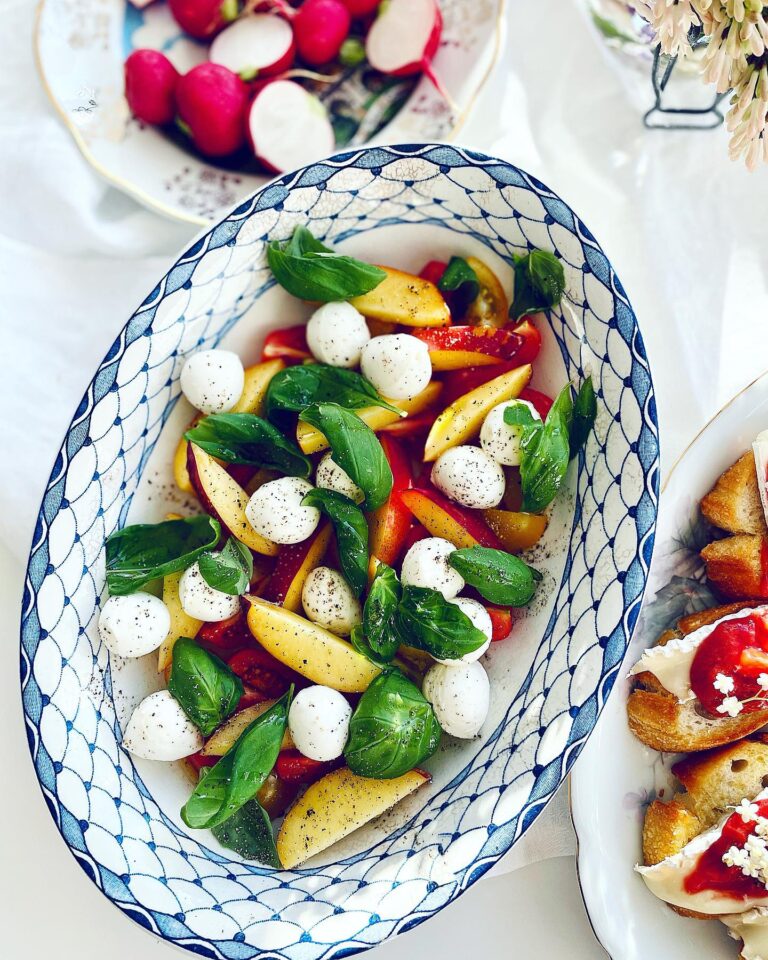 Tomater, nektarin och minimozzarella med basilika