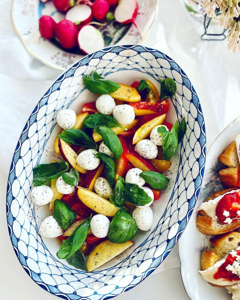 Tomater, nektarin och minimozzarella med basilika