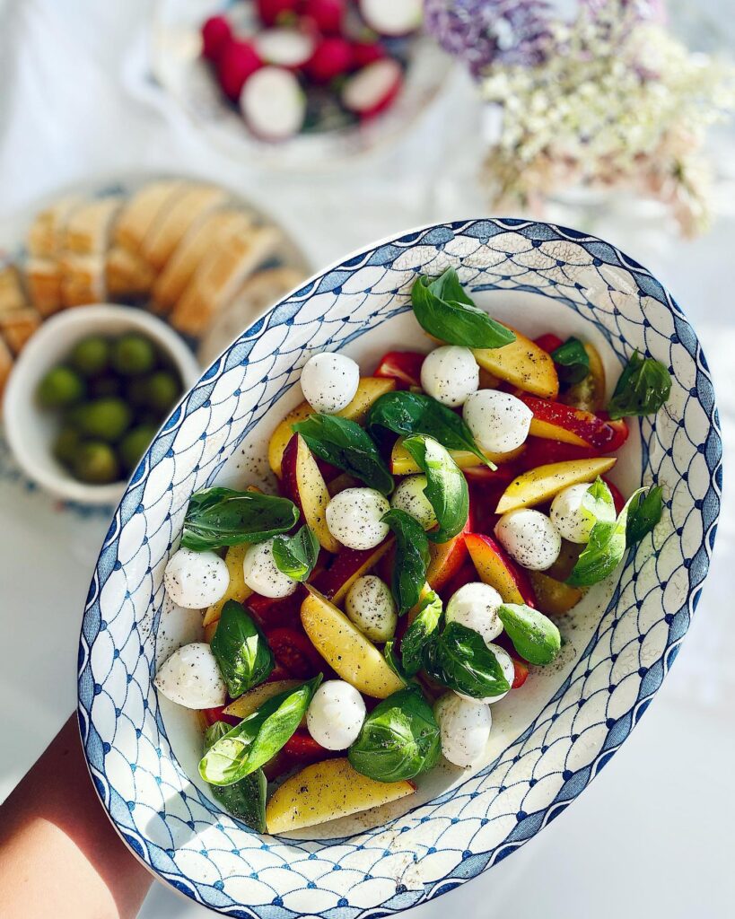 Tomater, nektarin och minimozzarella med basilika