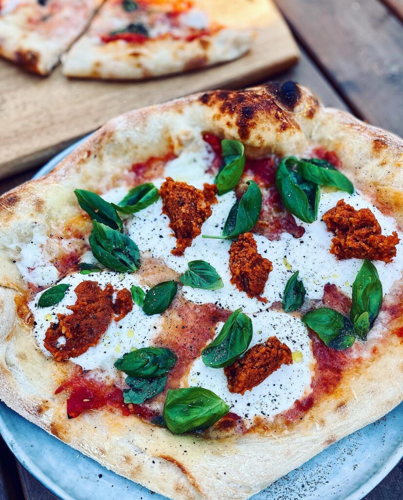 Pizza med fejkburrata och soltorkad tomatpesto