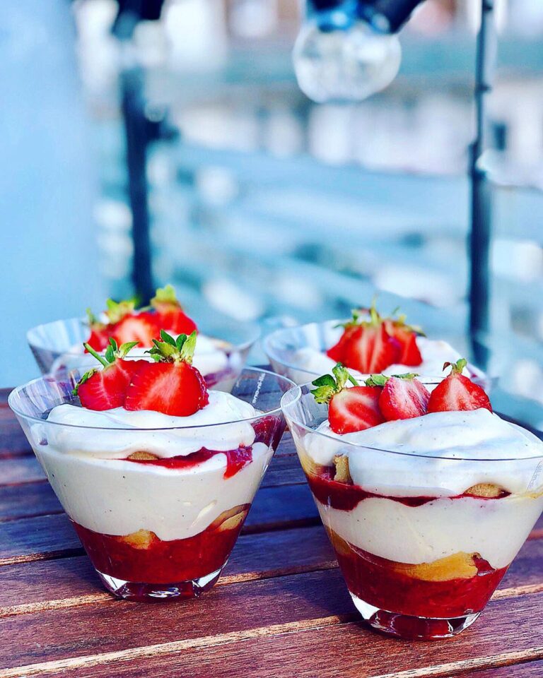 Rabarber- och jordgubbstiramisu i glas