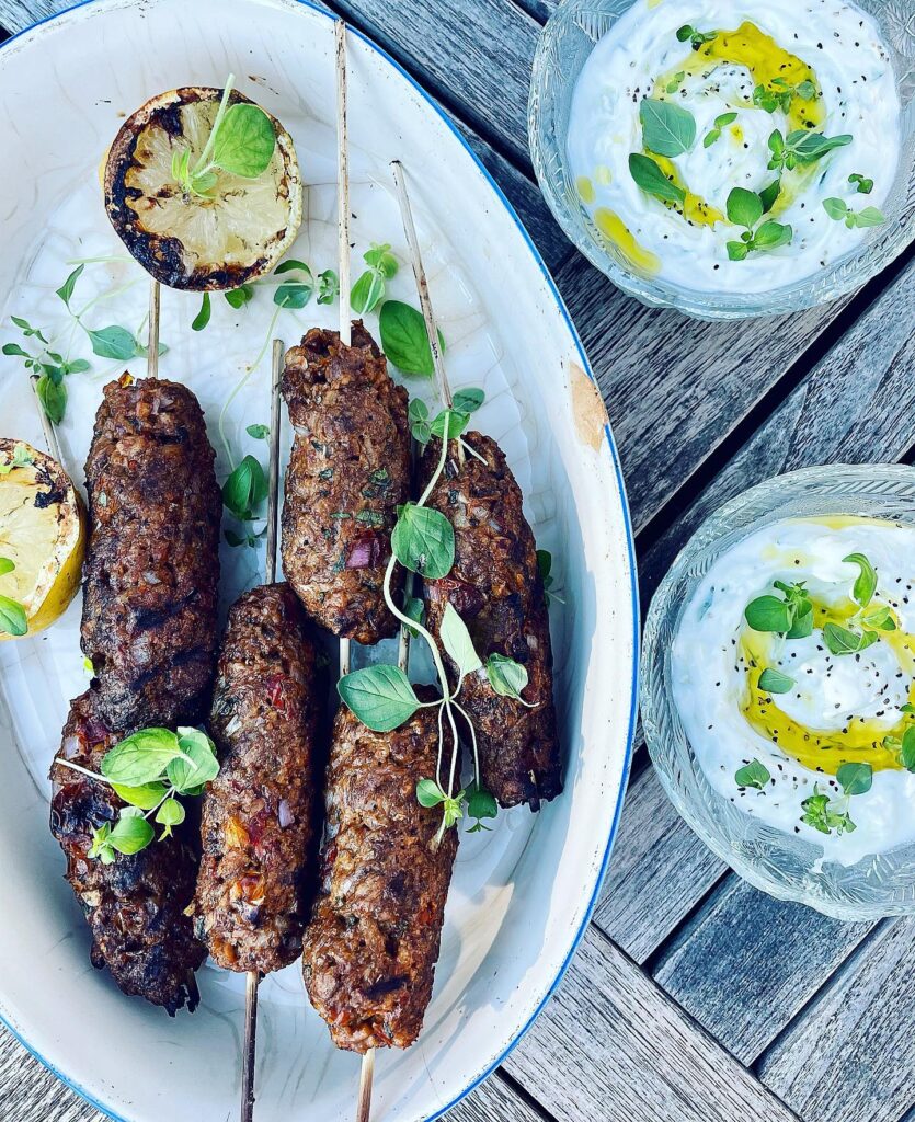 Grillade potatis- & grönsaksknyten, färsspett och tzatziki