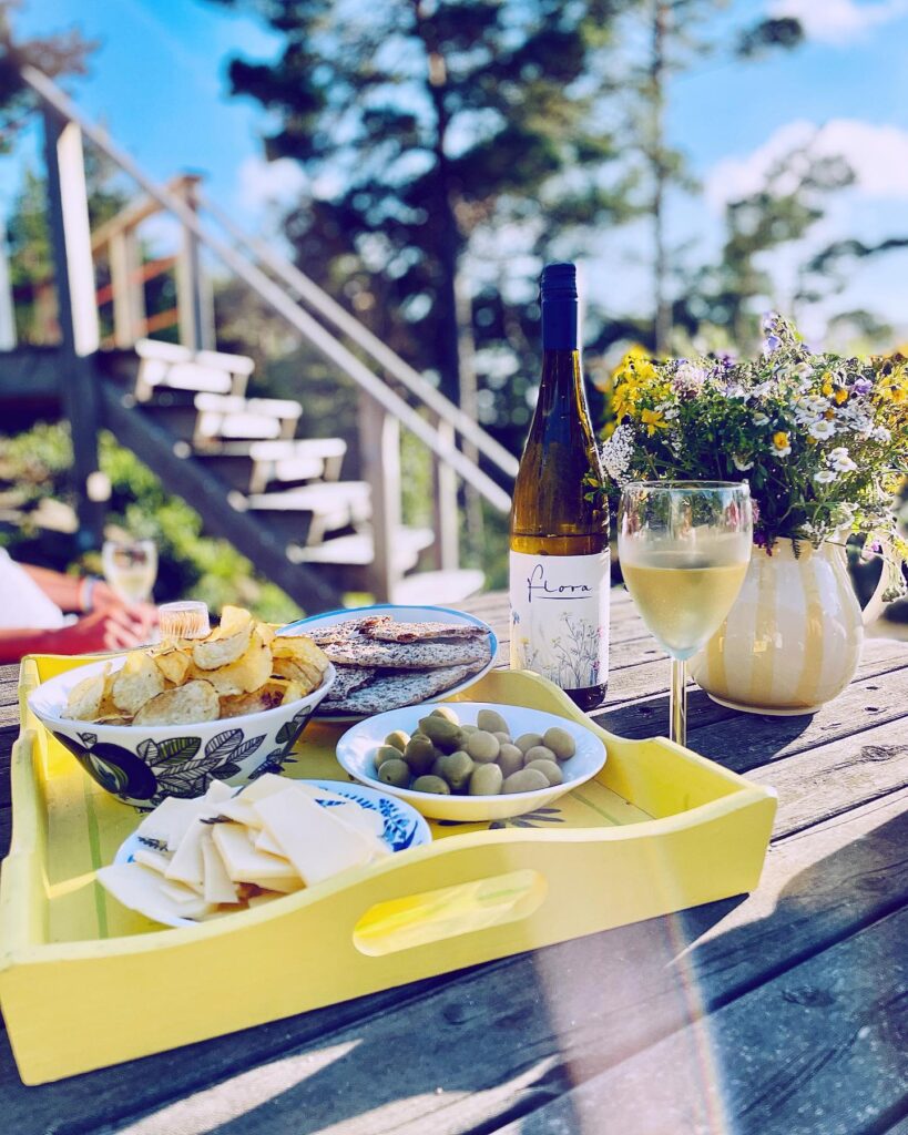 Vin, wrångebäcksost och vallmoknäcke
