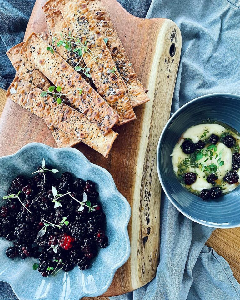 Vispad brie med tunnbrödskex och björnbär