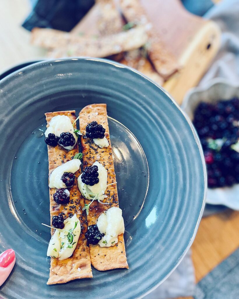 Vispad brie med tunnbrödskex och björnbär
