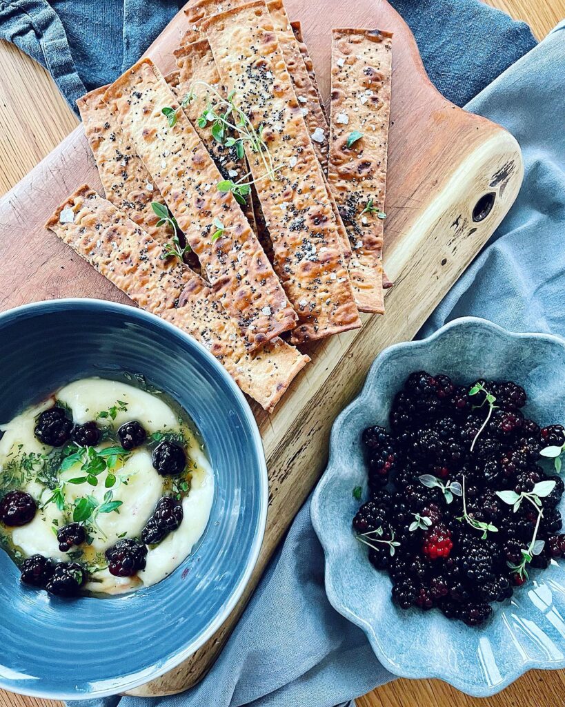 Vispad brie med tunnbrödskex och björnbär