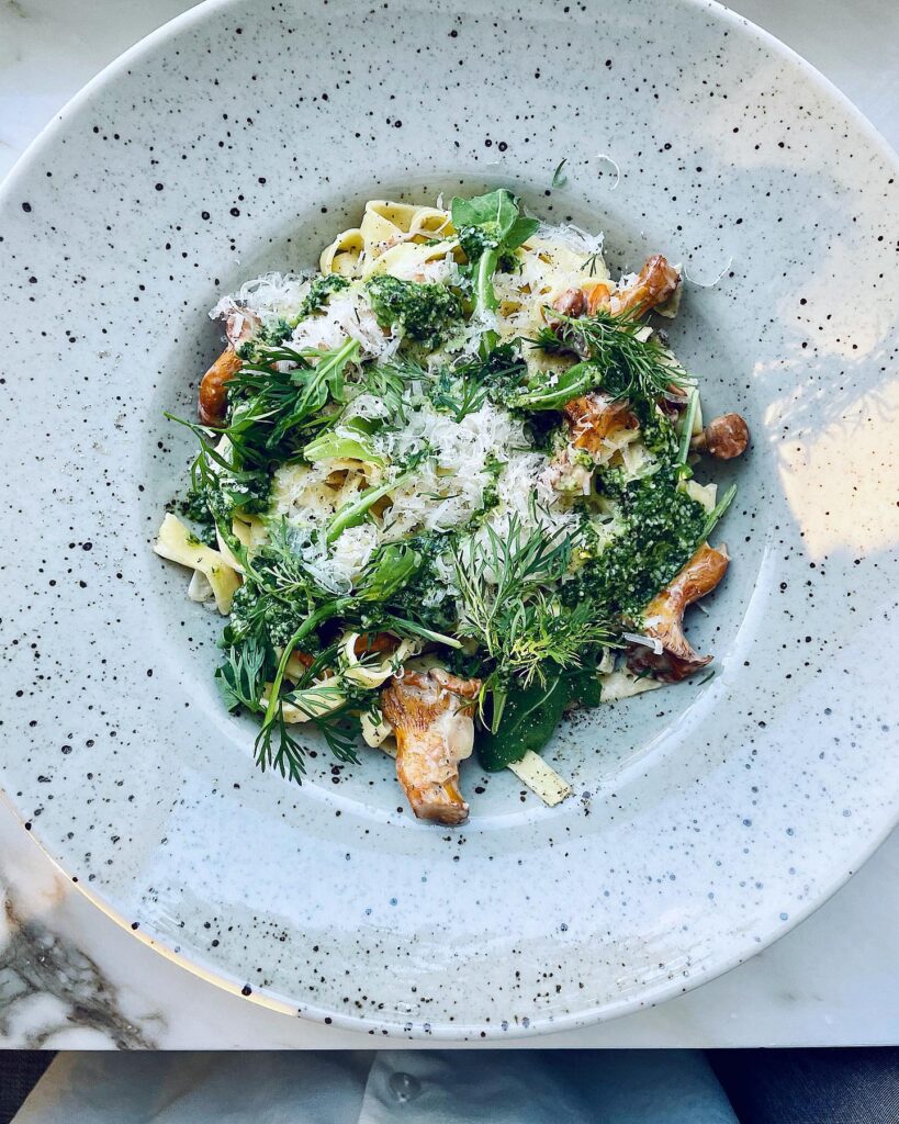Gräddig kantarellpasta med dillgremolata