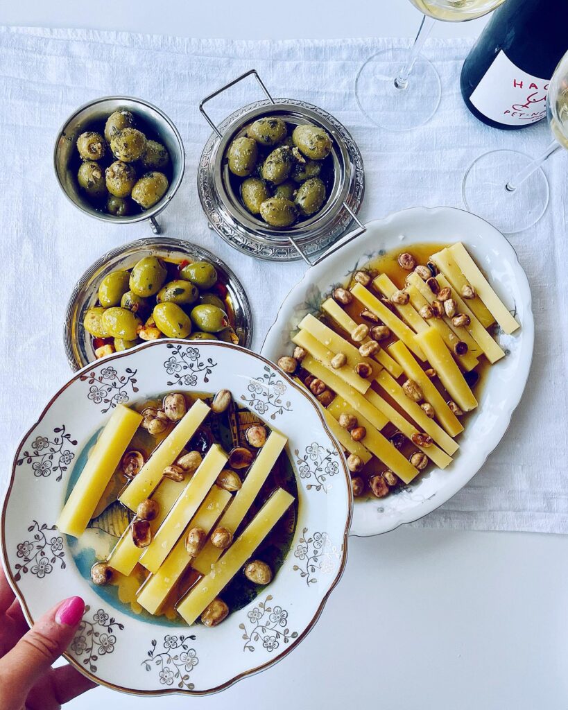 Comté med brynt smör och hasselnötter