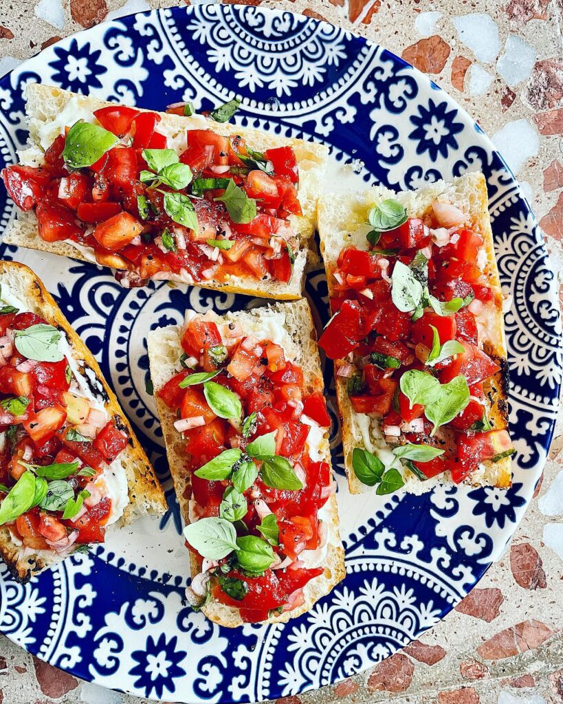 Bruschetta med tomat, basilika och aioli