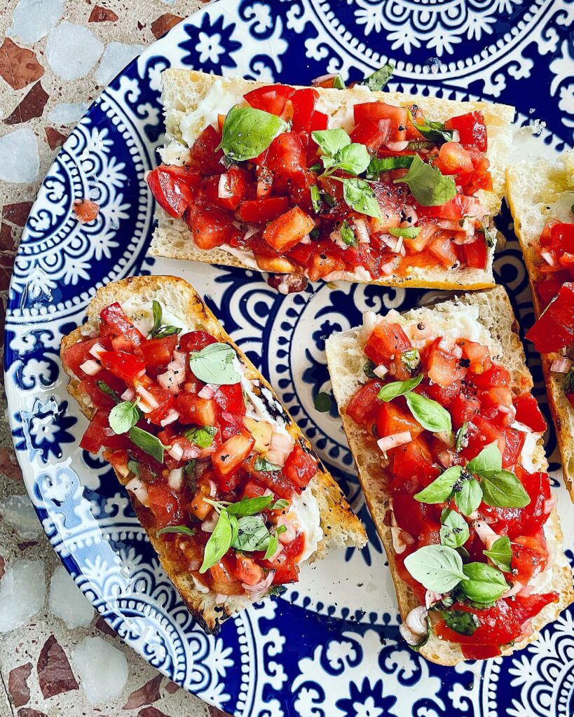 Bruschetta med tomat, basilika och aioli