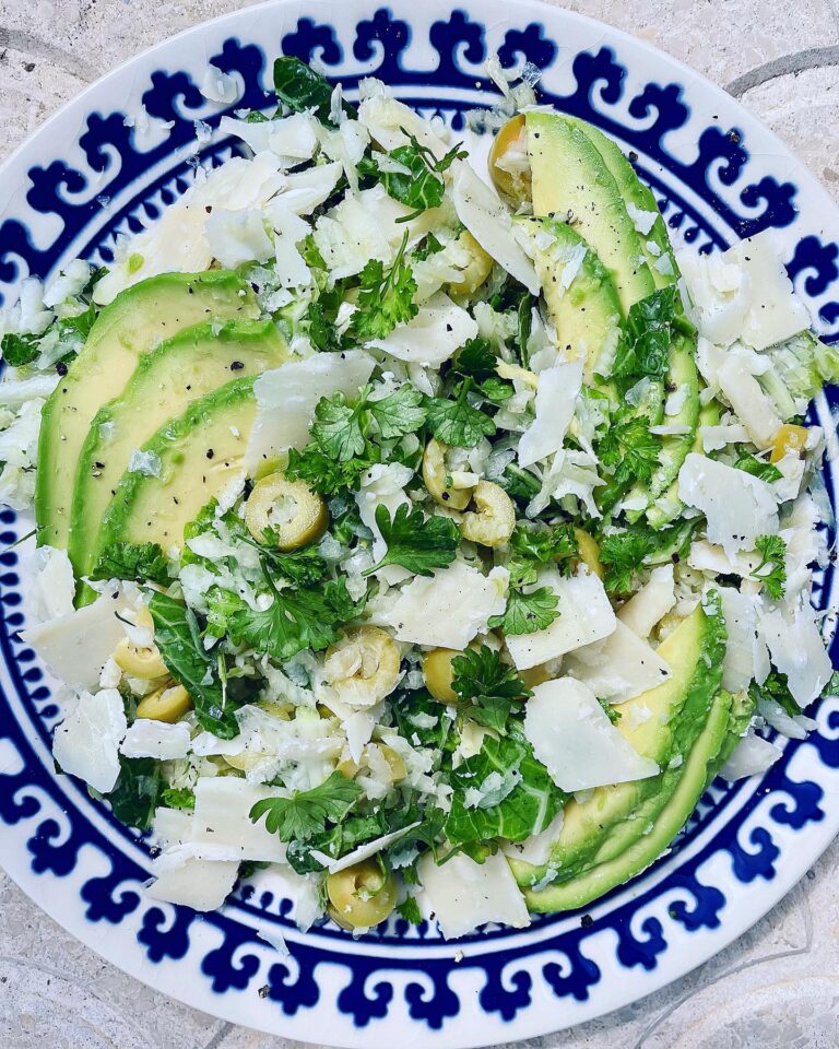 Fänkålssallad med oliver, avokado och parmesan