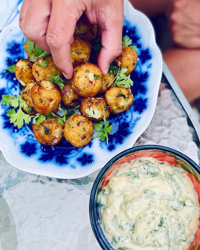Friterade potatis- och korianderbollar