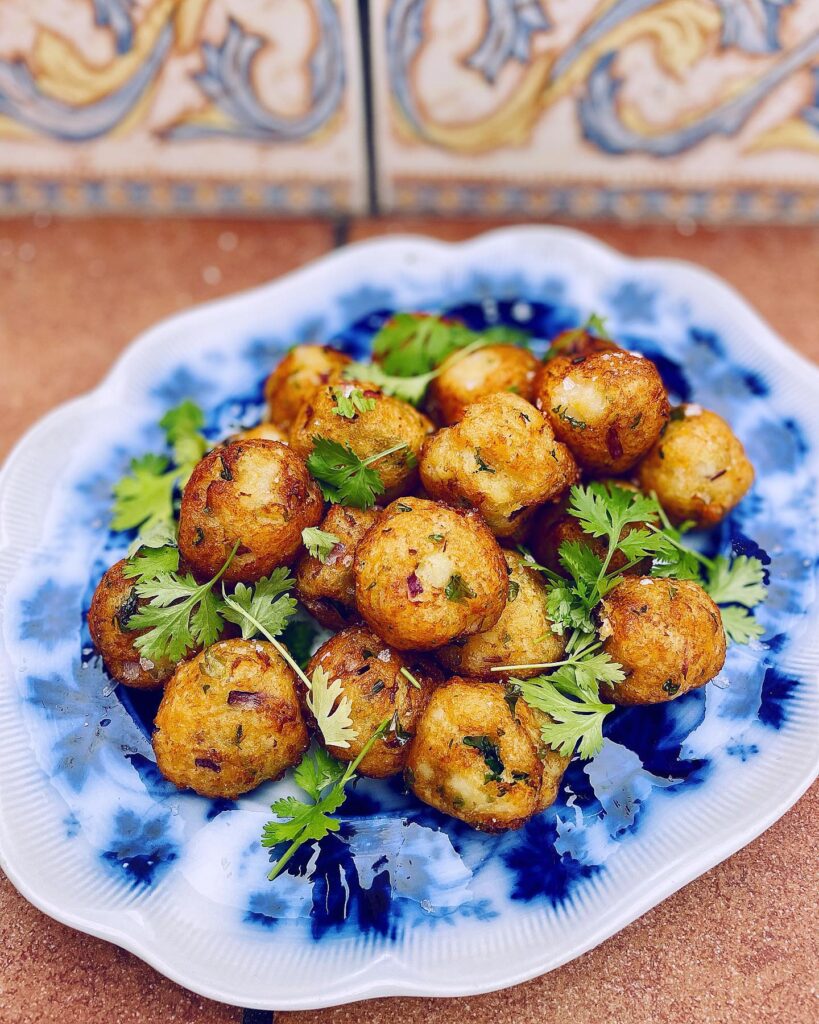 Friterade potatis- och korianderbollar
