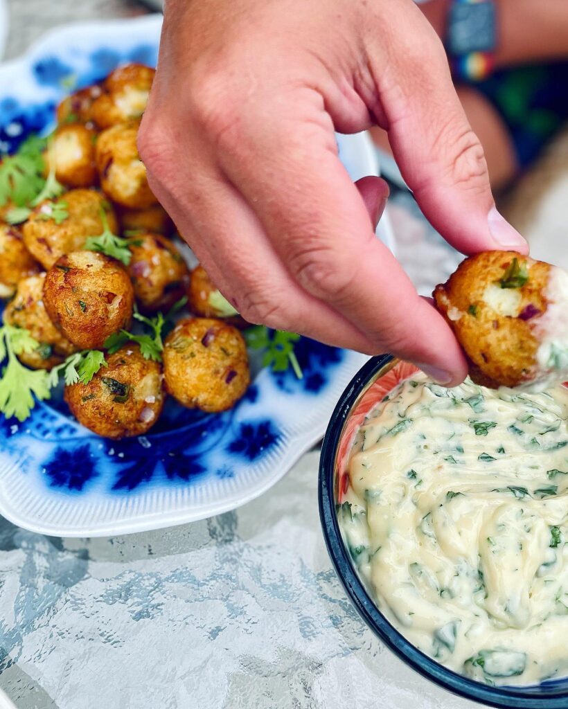 Friterade potatis- och korianderbollar