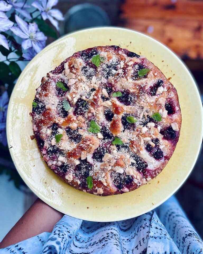 Björnbärskaka med smörkräm, rostad kokos och vit choklad