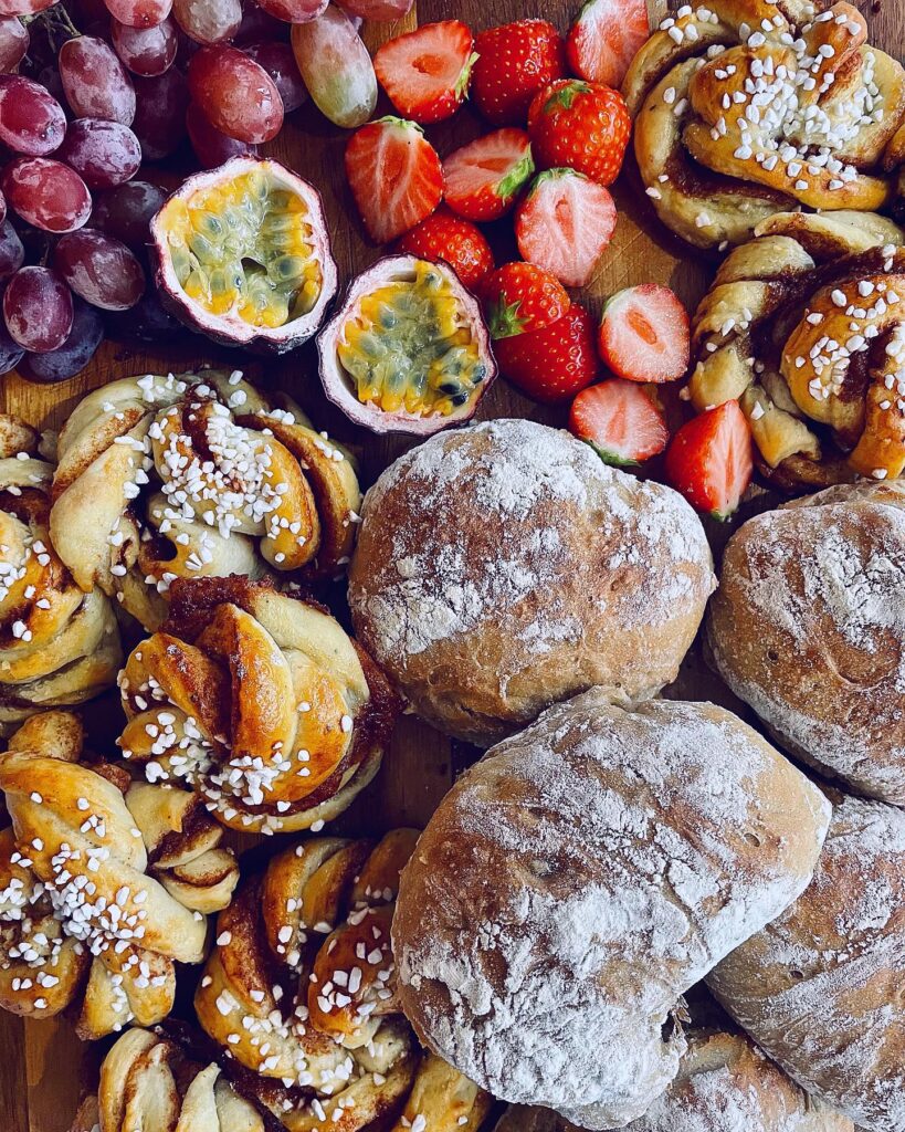 Nattjästa honungsfrallor och kanelbullar