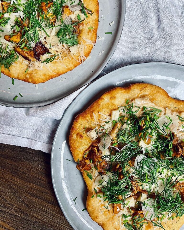 Langos med ölkaramelliserad lökkräm och kantareller