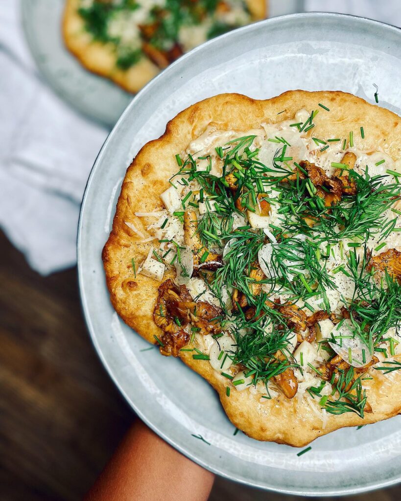 Langos med ölkaramelliserad lökkräm och kantareller