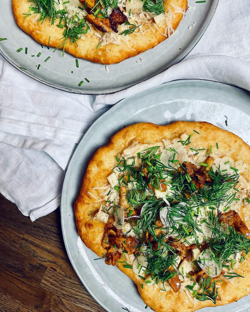 Langos med ölkaramelliserad lökkräm och kantareller