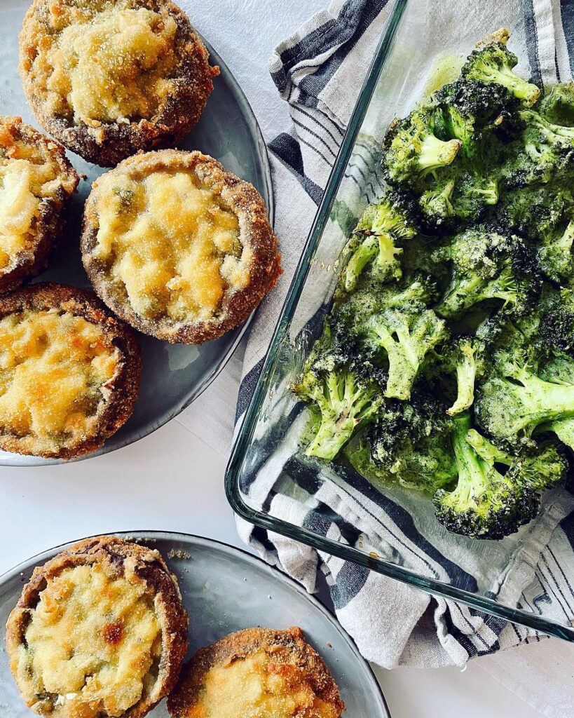 Portabelloschnitzel med parmesangratinerad broccoli