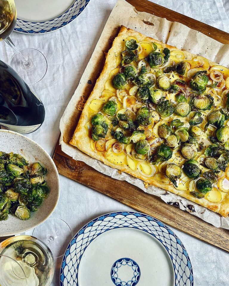 Smördegspizza med friterad brysselkål och saffranssmör