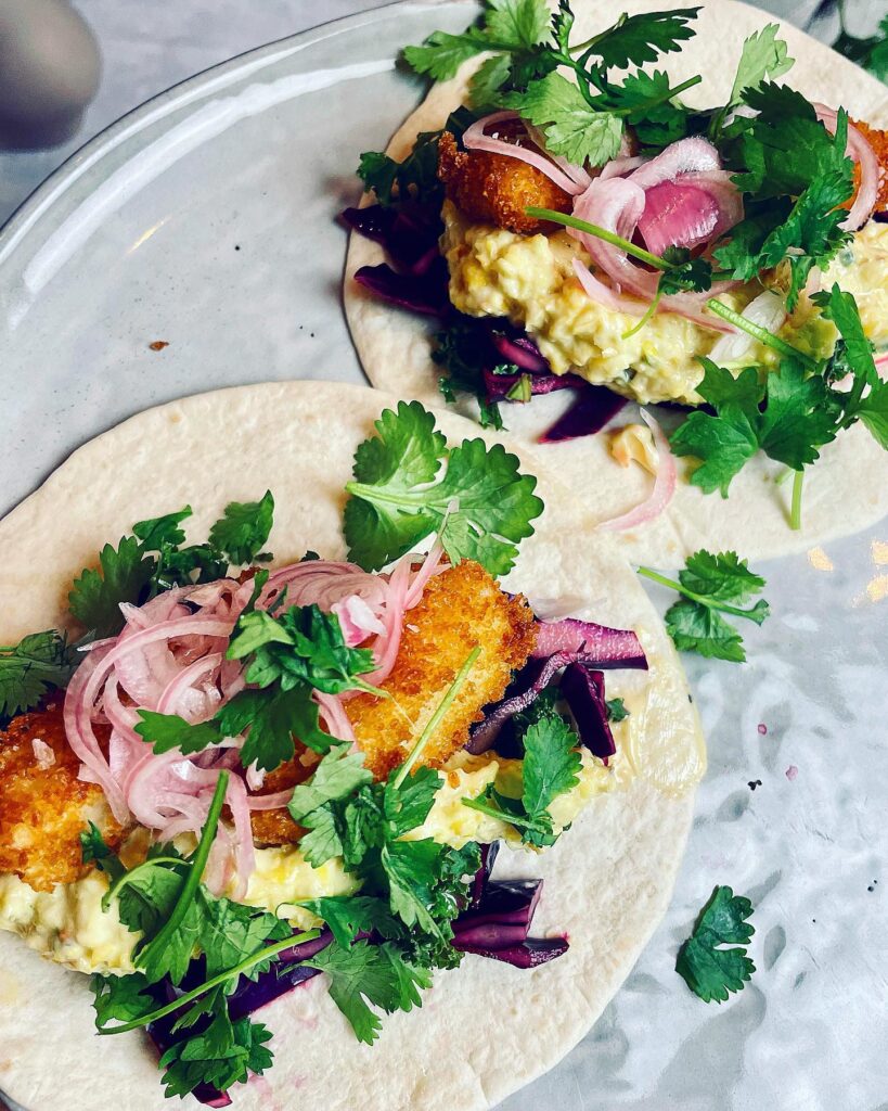 Tacos med friterad rotselleri, majskräm och chilimajjo