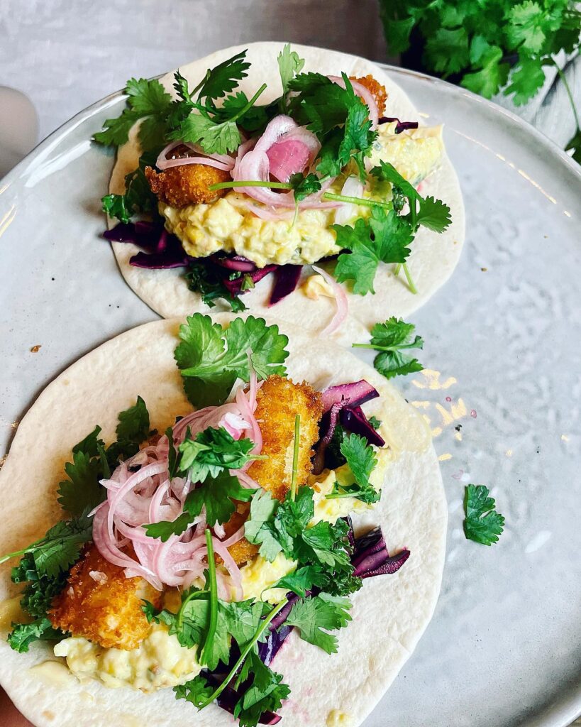 Tacos med friterad rotselleri, majskräm och chilimajjo