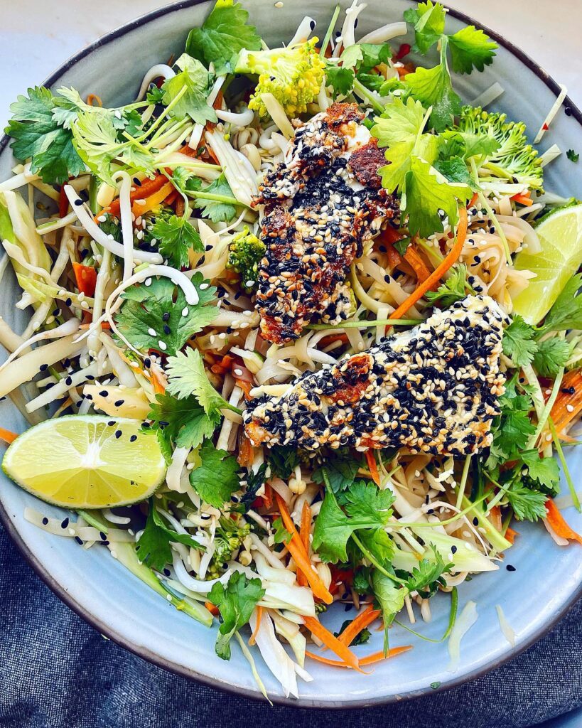 Sesampanerad fetaost med nudelsallad