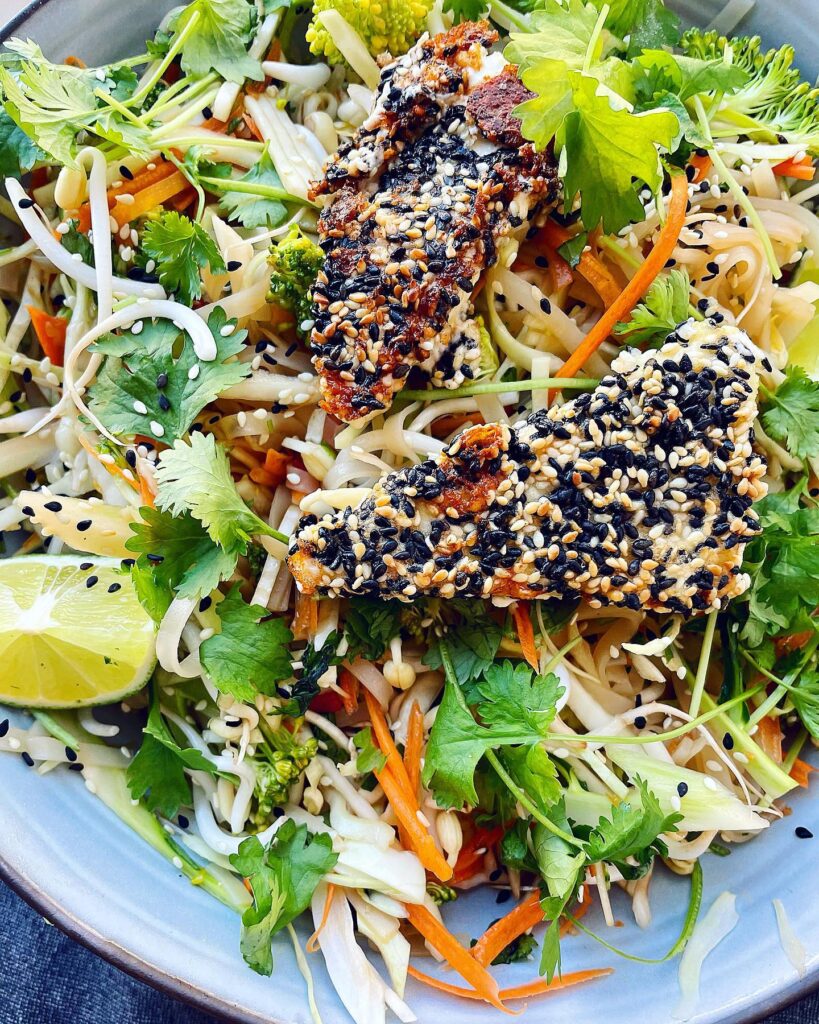 Sesampanerad fetaost med nudelsallad
